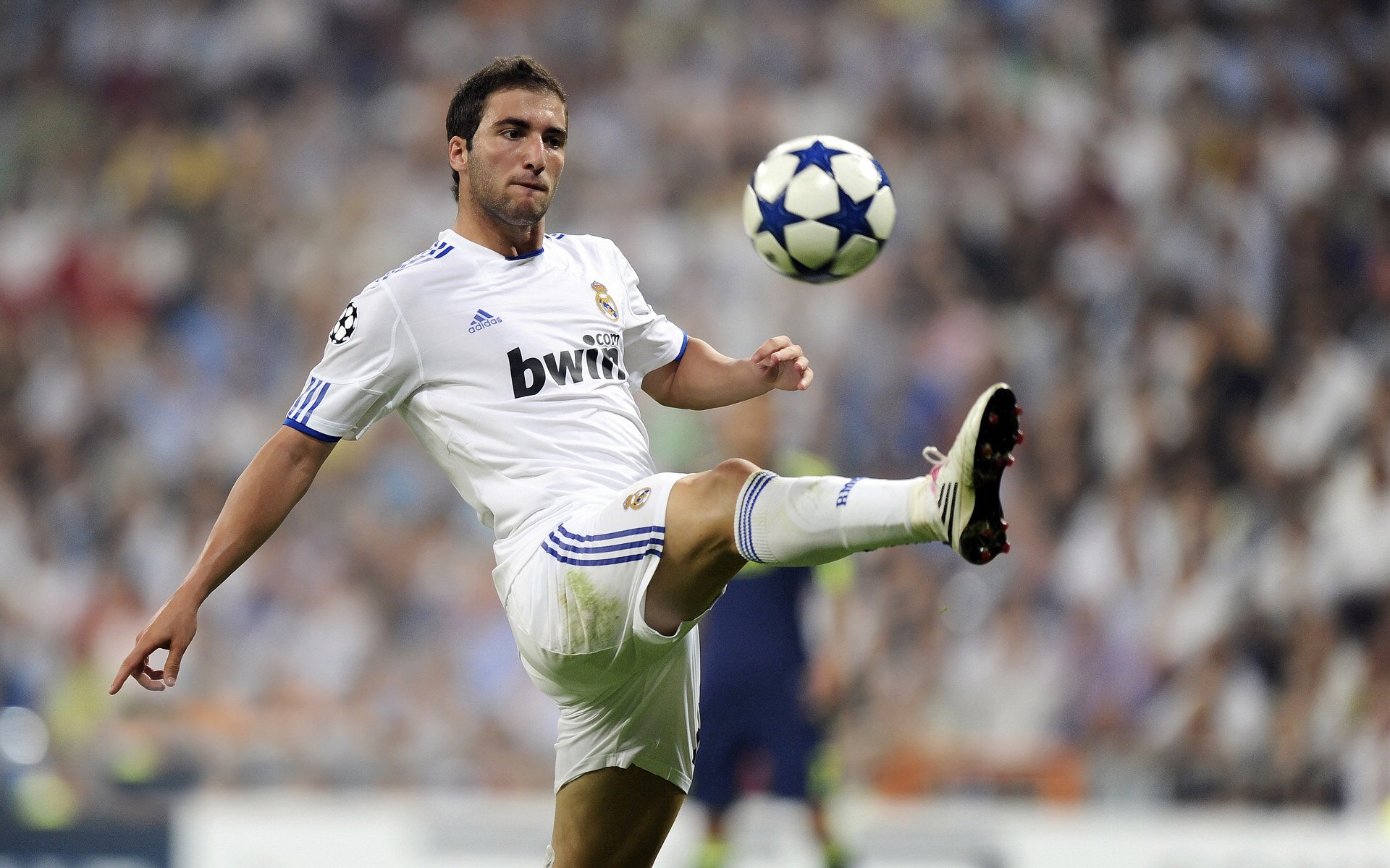 巴雷拉一锤定音,莱比锡红牛强势攻克威尔士坚城